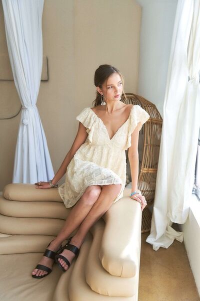 ADORA V-Ausschnitt Rüschenärmelkleid zum Binden