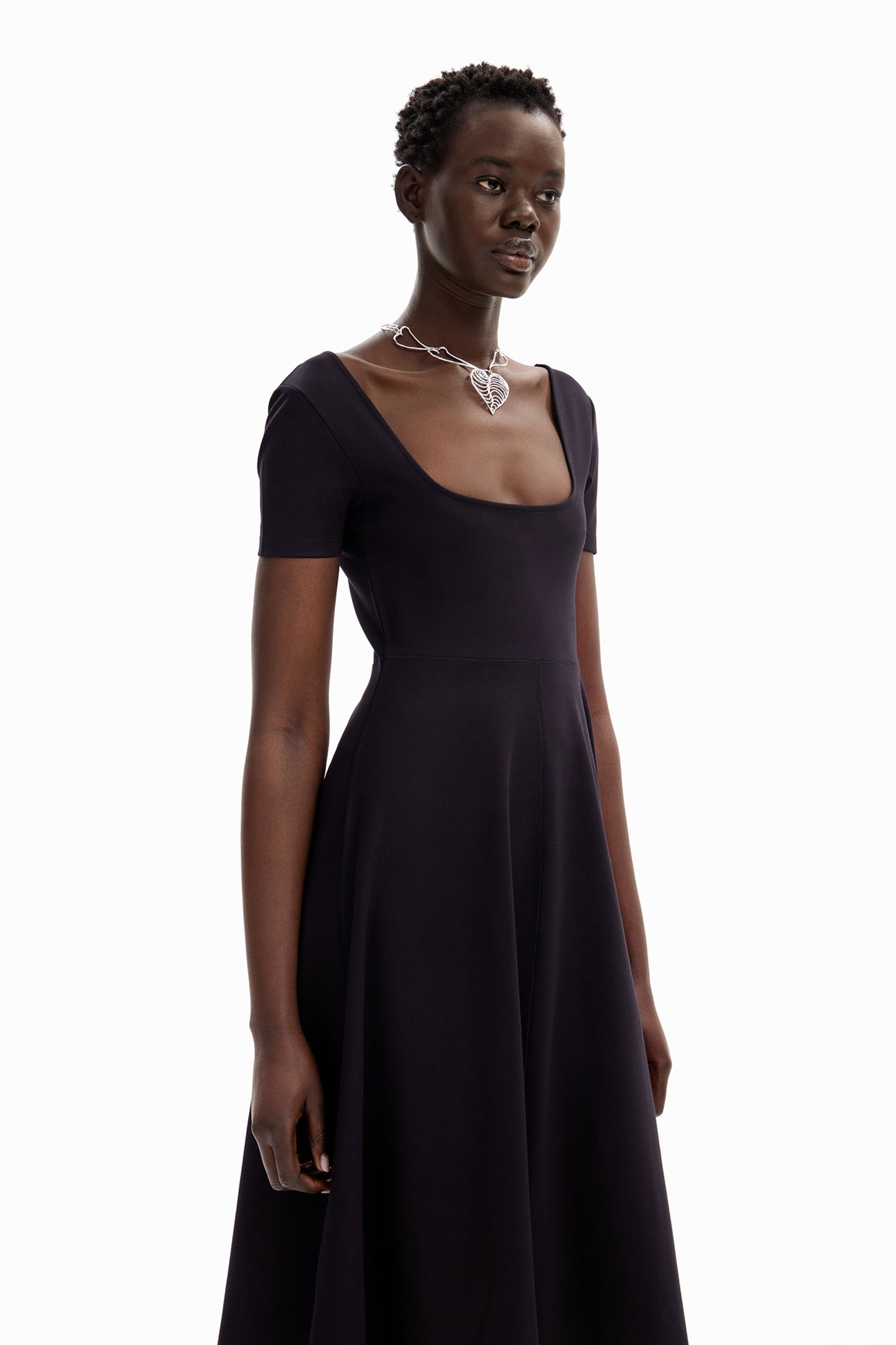 Short-sleeved solid-coloured midi dress