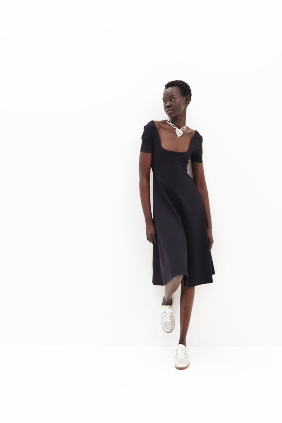 Short-sleeved solid-coloured midi dress