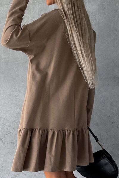 Minikleid mit gekerbtem Langarm und Rüschensaum