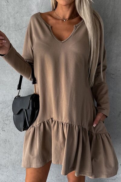 Minikleid mit gekerbtem Langarm und Rüschensaum