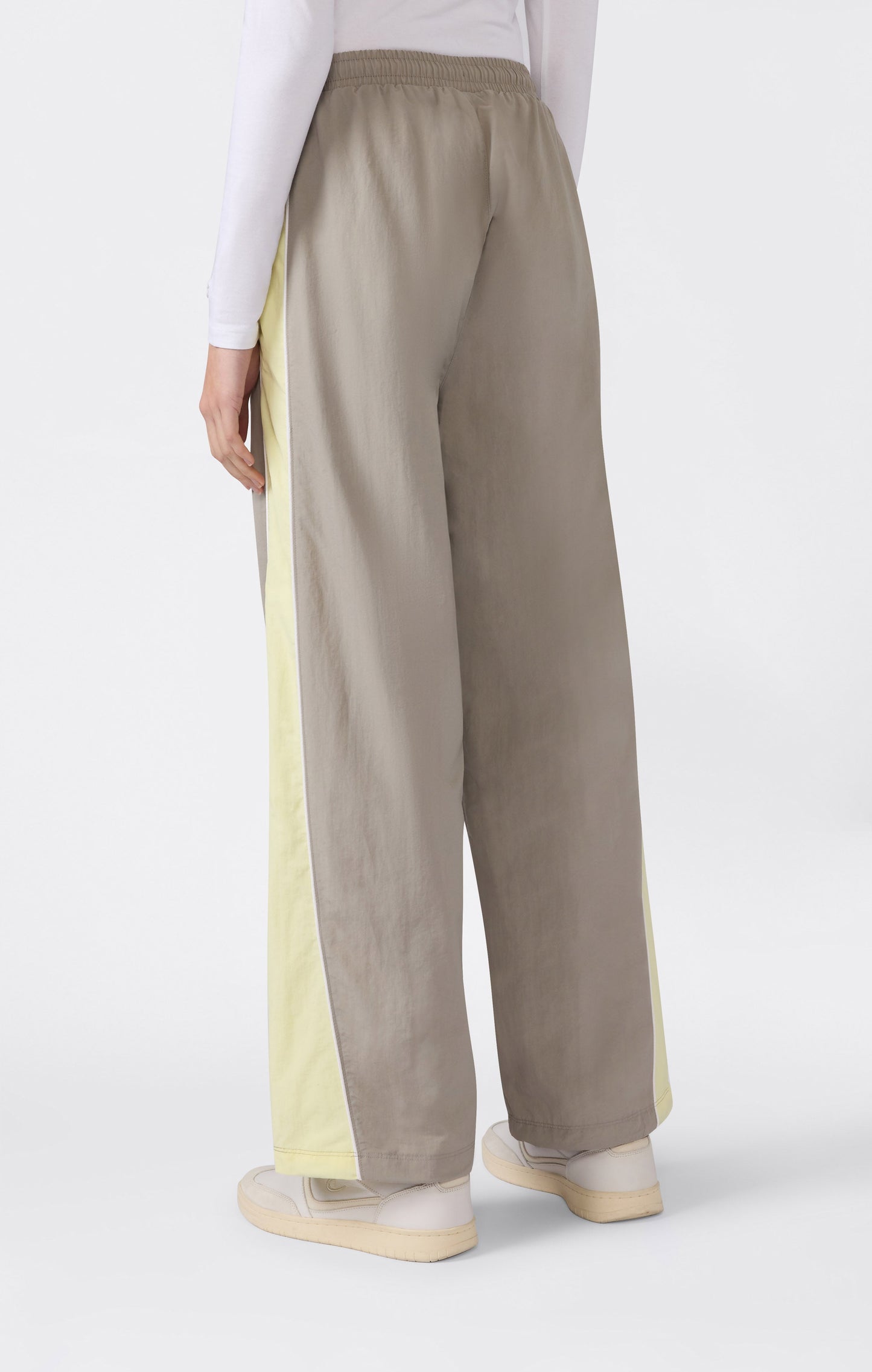 Leichte Damen-Hose mit geradem Saum
